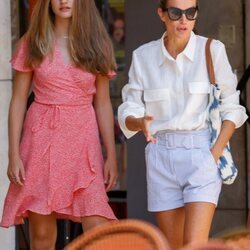 La Reina Letizia y la Princesa Leonor en un paseo familiar por Palma durante sus vacaciones en Mallorca