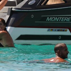 Yulen Pereira y Anabel Pantoja dándose un baño durante sus vacaciones en Ibiza