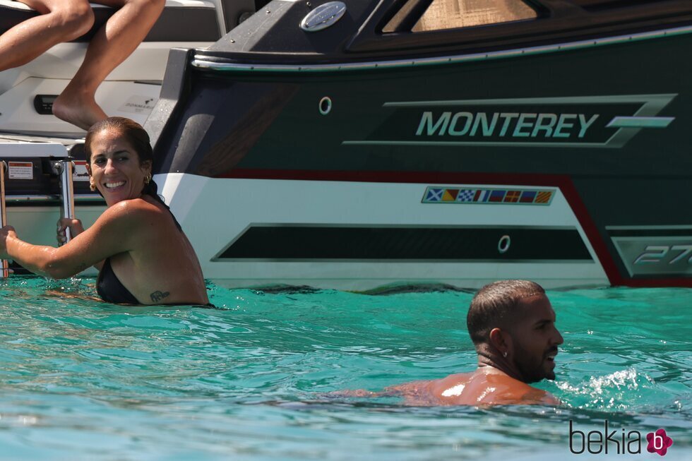 Yulen Pereira y Anabel Pantoja dándose un baño durante sus vacaciones en Ibiza