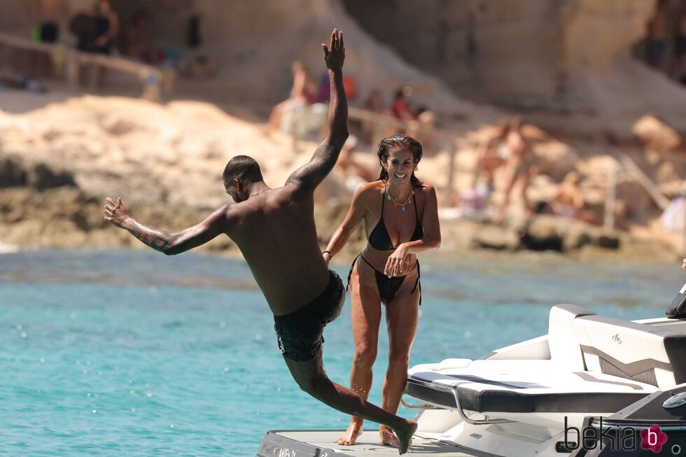 Yulen Pereira y Anabel Pantoja divirtiéndose durante sus vacaciones en Ibiza