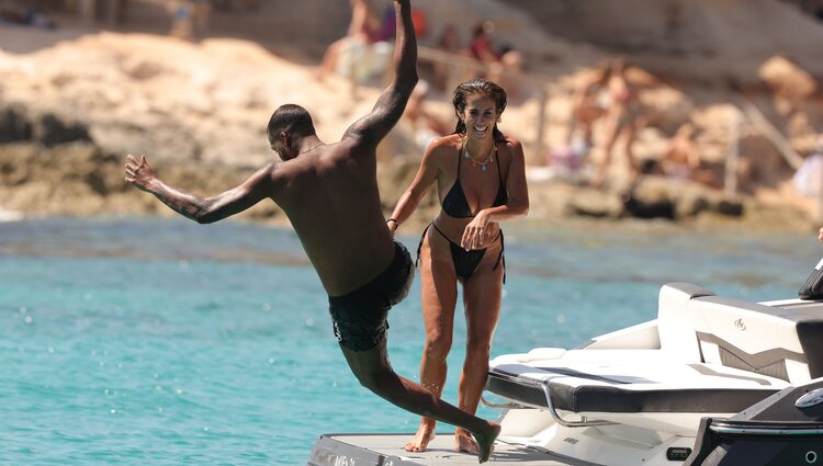 Yulen Pereira y Anabel Pantoja divirtiéndose durante sus vacaciones en Ibiza
