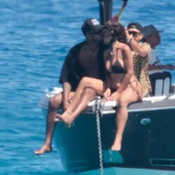 Yulen Pereira y Anabel Pantoja posan dándose un beso durante sus vacaciones en Ibiza