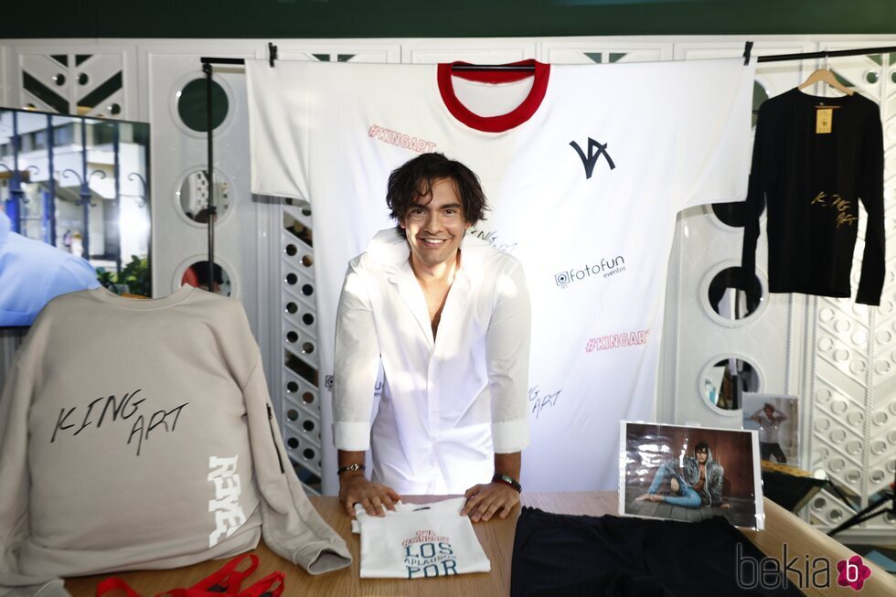 Alejandro Reyes presenta su nueva línea de ropa