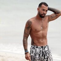 Omar Sánchez dándose un baño en Ibiza