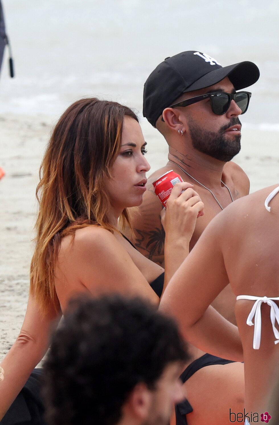 Raquel Lozano y Omar Sánchez en una playa en Ibiza
