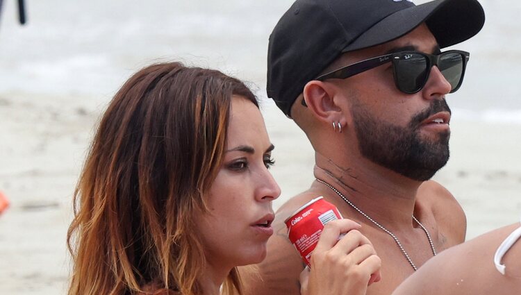 Raquel Lozano y Omar Sánchez en una playa en Ibiza
