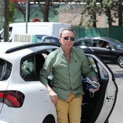 José Ortega Cano bajando de un taxi