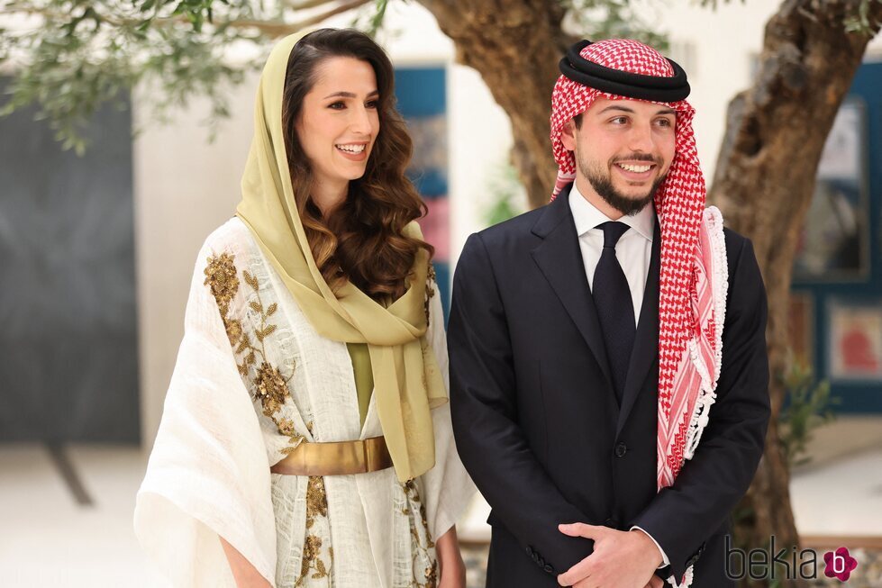 El Príncipe Hussein Bin Abdullah en la ceremonia de compromiso con Rajwa Al Saif
