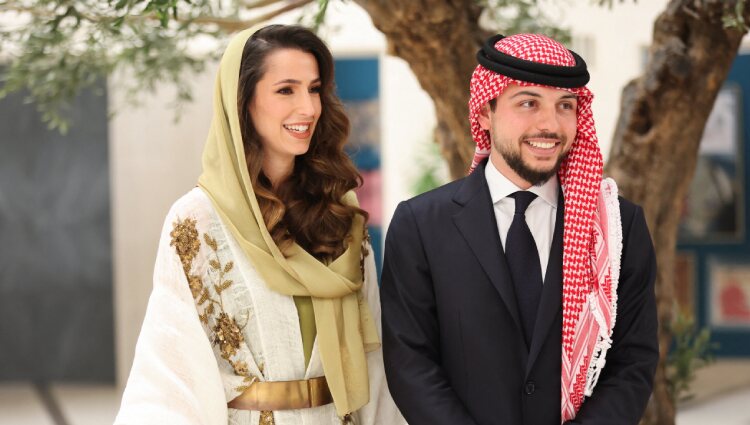 El Príncipe Hussein Bin Abdullah en la ceremonia de compromiso con Rajwa Al Saif
