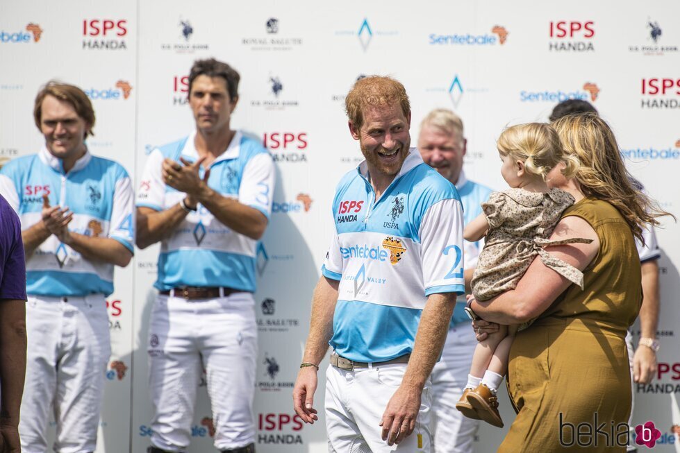 El Príncipe Harry, muy simpático en su asistencia a un evento de polo en un partido benéfico en Colorado