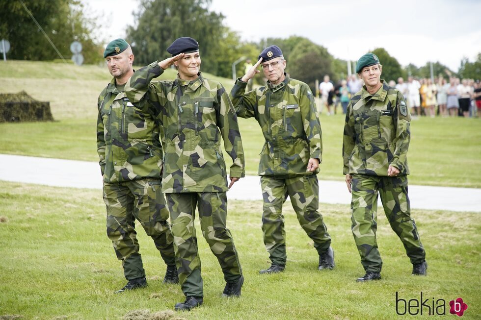 Victoria de Suecia equipada de militar en una visita oficial