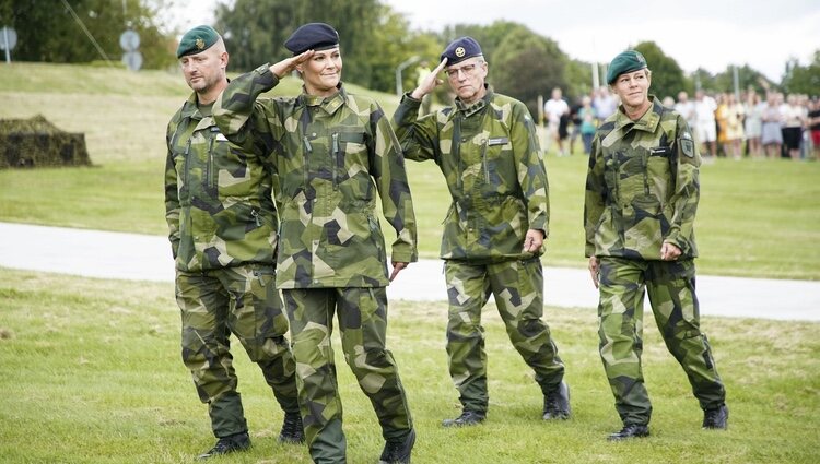 Victoria de Suecia equipada de militar en una visita oficial
