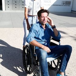 Canales Rivera sale del hospital con Isabel Márquez empujando la silla de ruedas