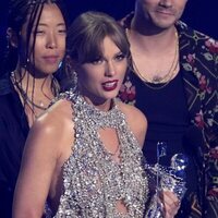 Taylor Swift recogiendo su premio en los MTV VMAs 2022