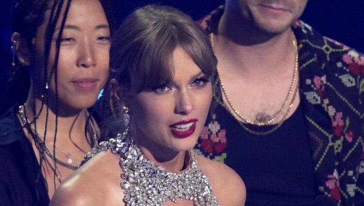 Taylor Swift recogiendo su premio en los MTV VMAs 2022