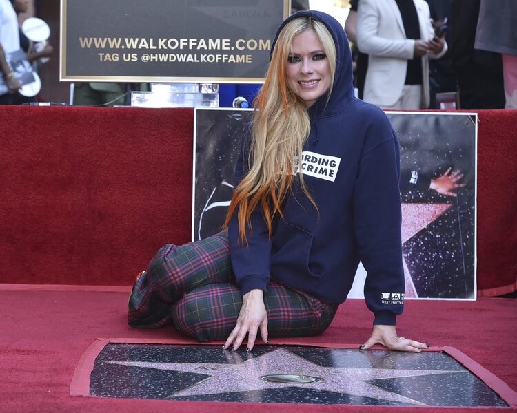 Avril Lavigne recibe su estrella en el Paseo de la Fama de Hollywood