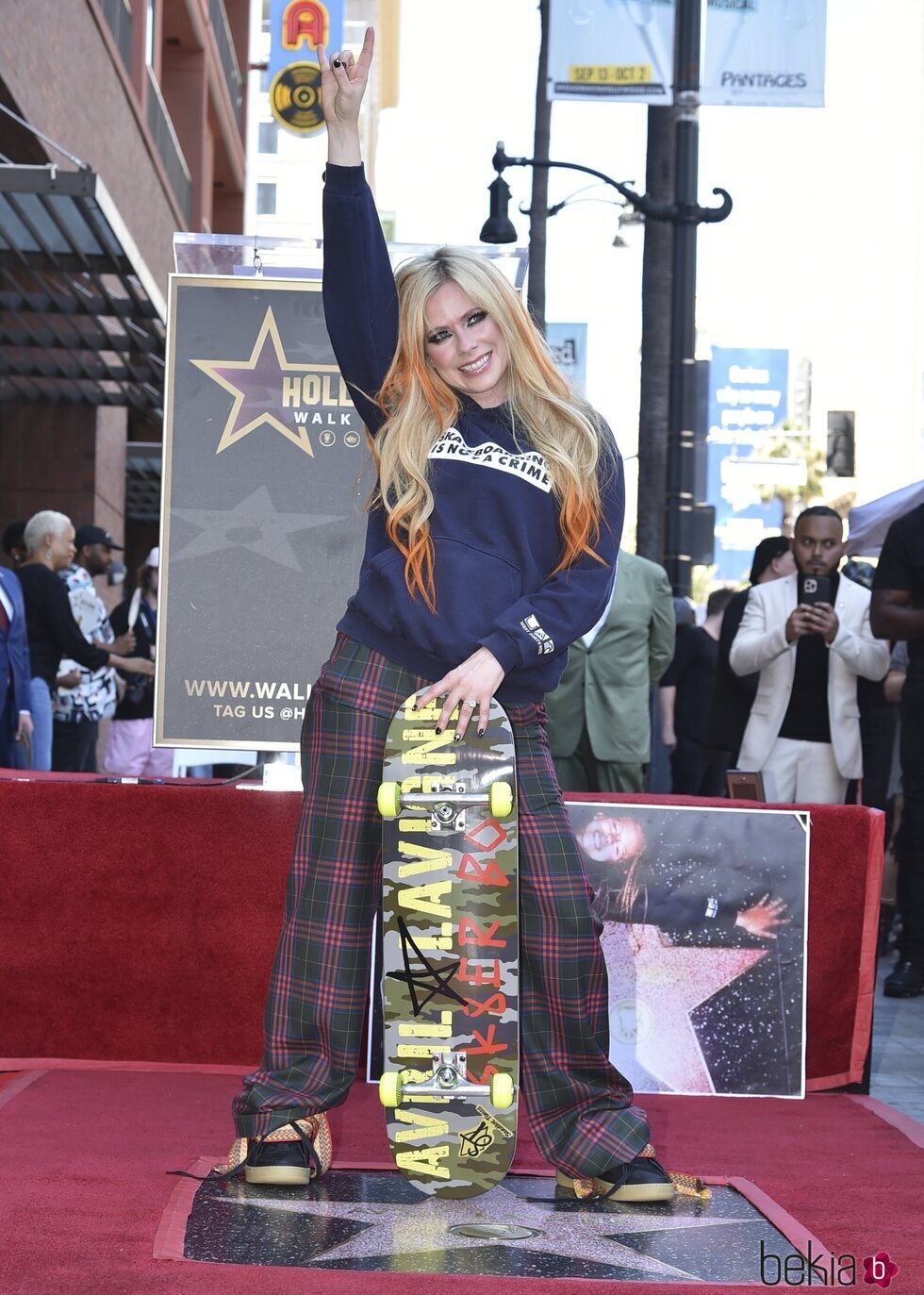 Avril Lavigne con su skate recibiendo la estrella en el Paseo de la Fama de Hollywood