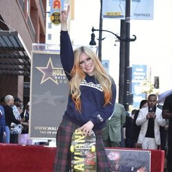 Avril Lavigne con su skate recibiendo la estrella en el Paseo de la Fama de Hollywood