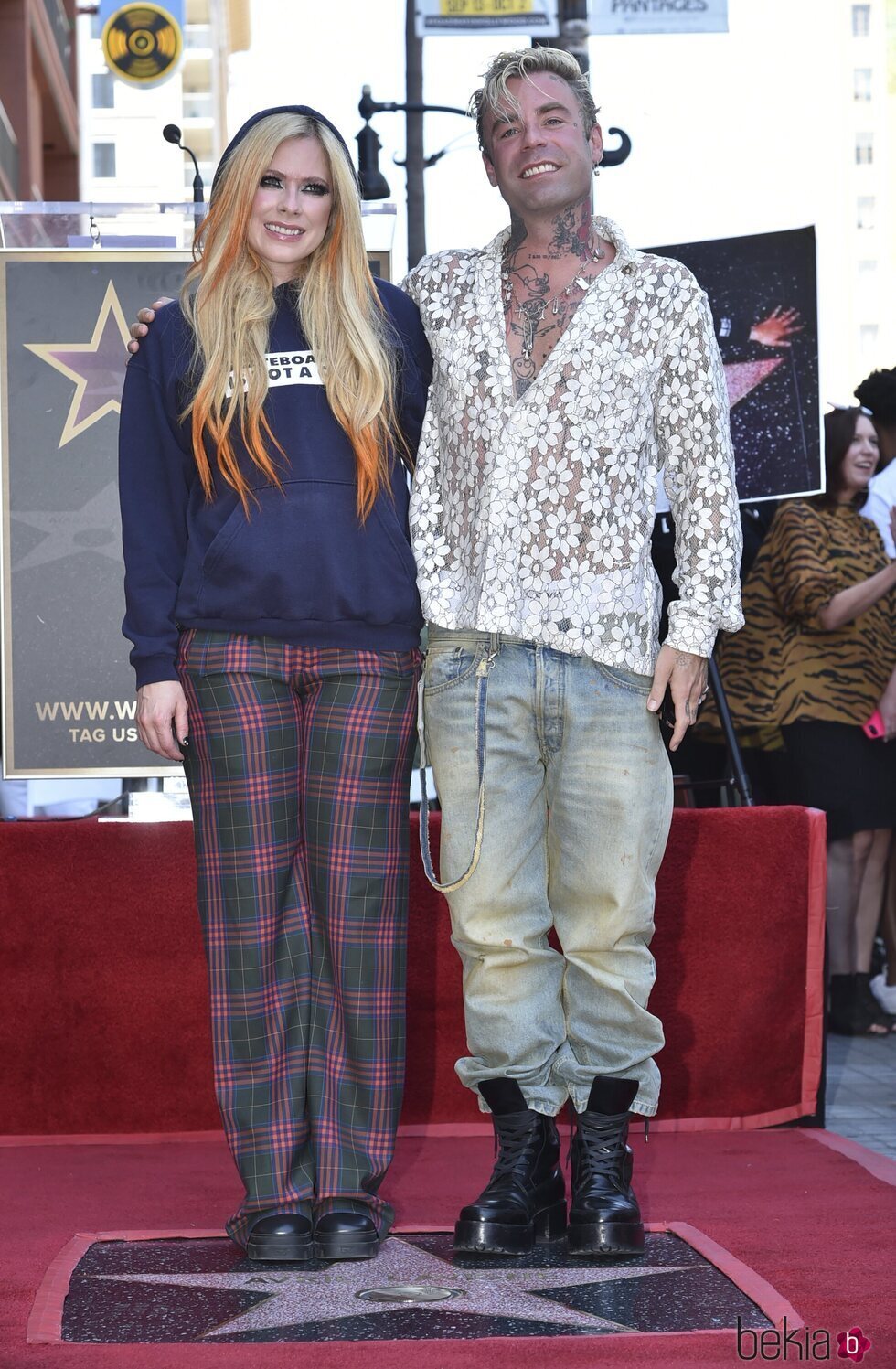 Avril Lavigne y Mod Sun recibiendo su estrella en el Paseo de la Fama de Hollywood