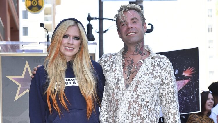 Avril Lavigne y Mod Sun recibiendo su estrella en el Paseo de la Fama de Hollywood