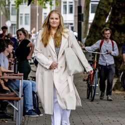 Amalia de Holanda en su primer día de universidad en Amsterdam