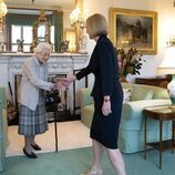 La Reina Isabel saluda a Liz Truss en Balmoral para darle la bienvenida como Primera Ministra de Reino Unido