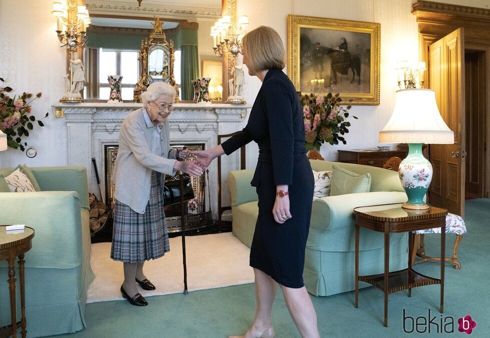 La Reina Isabel saluda a Lizz Truss en Balmoral para darle la bienvenida como Primera Ministra de Reino Unido