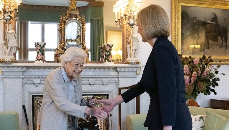 La Reina Isabel saluda a Liz Truss en Balmoral para darle la bienvenida como Primera Ministra de Reino Unido