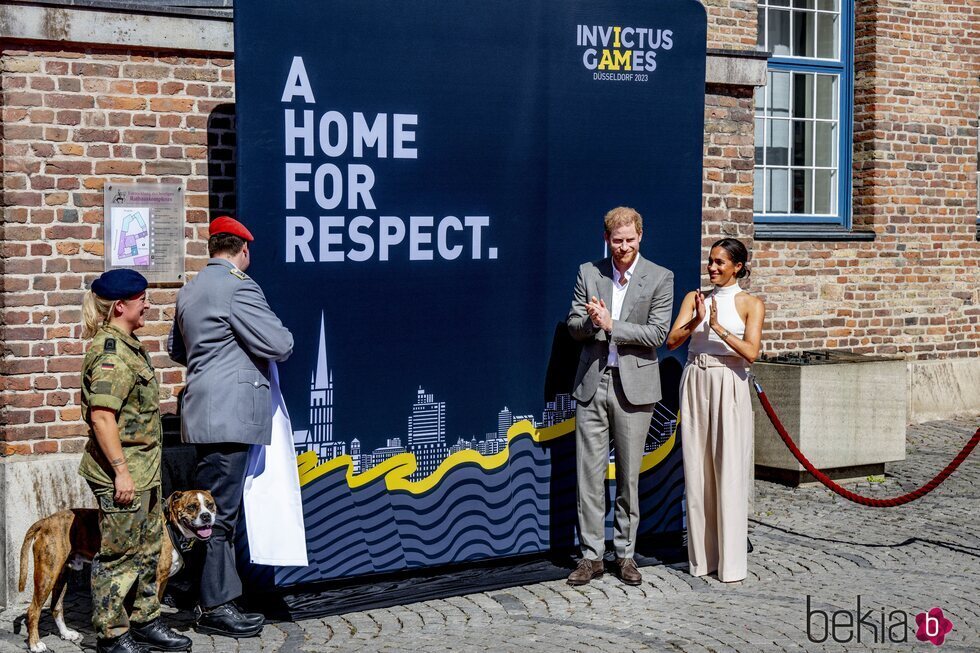 El Príncipe Harry y Meghan Markle en un momento de la presentación de los Invictus Games 2023 en Düsseldorf
