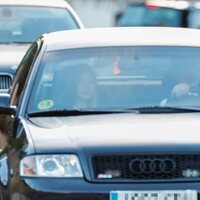 El Rey Felipe llevando a la Infanta Sofía en coche en su vuelta al cole