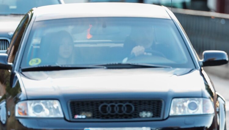 El Rey Felipe llevando a la Infanta Sofía en coche en su vuelta al cole