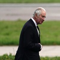 El Rey Carlos III llega al aeropuerto tras la muerte de la Reina Isabel II