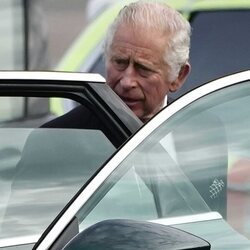 El Rey Carlos III sale del coche a su llegada al aeropuerto tras la muerte de la Reina Isabel