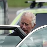 El Rey Carlos III sale del coche a su llegada al aeropuerto tras la muerte de la Reina Isabel