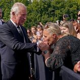 El Rey Carlos III saluda a las personas apostadas a las puertas de Buckingham Palace