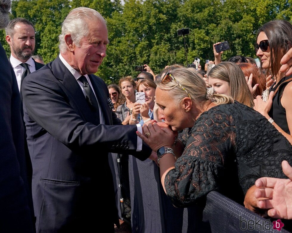 El Rey Carlos III saluda a las personas apostadas a las puertas de Buckingham Palace