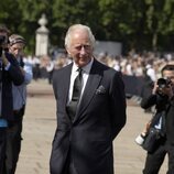 El Rey Carlos III frente al Buckingham Palace tras la muerte de la Reina Isabel