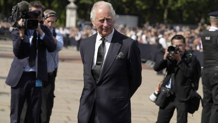 El Rey Carlos III frente al Buckingham Palace tras la muerte de la Reina Isabel