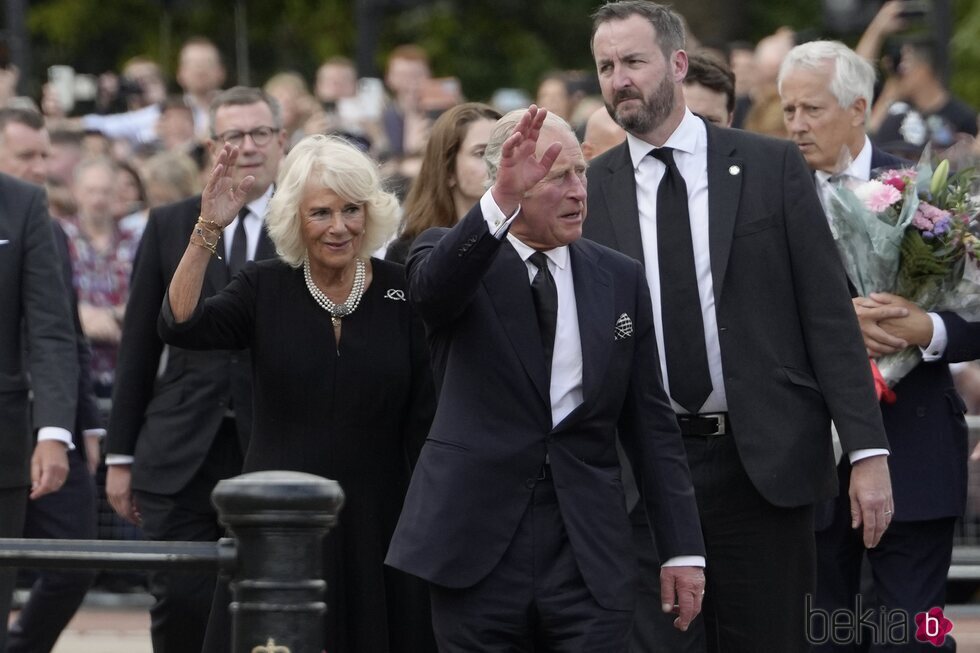 El Rey Carlos III y la Reina Camilla saludan a la gente a las puertas de Buckingham Palace