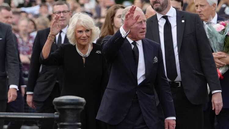 El Rey Carlos III y la Reina Camilla saludan a la gente a las puertas de Buckingham Palace