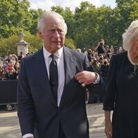 El Rey Carlos y la Reina Camilla miran los detalles del pueblo con la Reina Isabel II a las puertas de Bukingham
