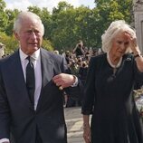 El Rey Carlos y la Reina Camilla miran los detalles del pueblo con la Reina Isabel II a las puertas de Bukingham