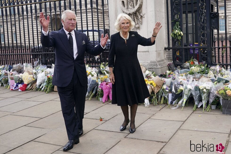 Los Reyes Carlos y Camilla saludan desde las puertas de Buckingham Palace