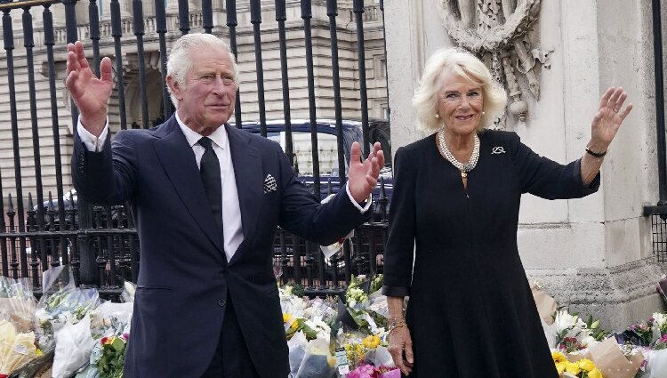 Los Reyes Carlos y Camilla saludan desde las puertas de Buckingham Palace