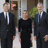 Los Reyes Felipe y Letizia con el Embajador británico en España tras el fallecimiento de la Reina Isabel II