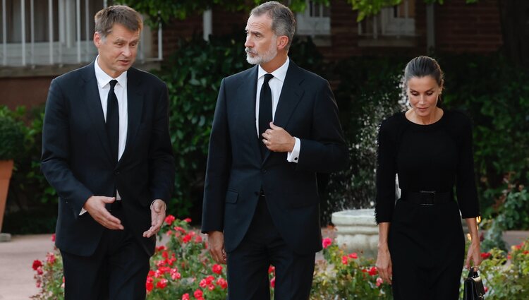 Los Reyes Felipe y Letizia con el Embajador británico para dar sus condolencias por el fallecimiento de Isabel II