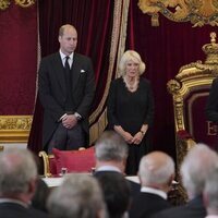 El Rey Carlos III, la Reina Camilla y el Príncipe Guillermo en el acto de proclamación del Rey
