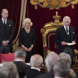 El Rey Carlos III, la Reina Camilla y el Príncipe Guillermo en el acto de proclamación del Rey