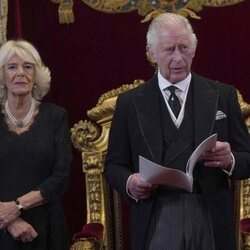 Los Reyes Carlos III y Camilla durante el acto de proclamación tras la muerte de la Reina Isabel II