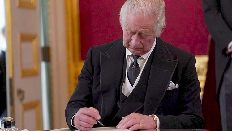 El Rey Carlos III firmando durante el acto de su proclamación